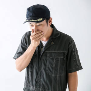 機械の故障に嘆く人